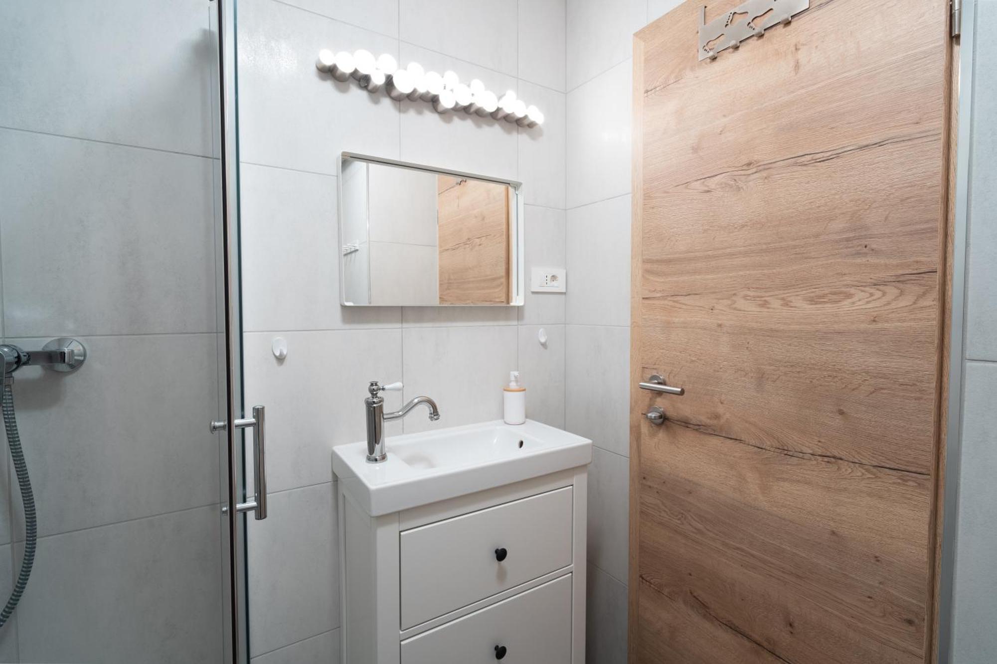 Apartment Loyd, - *